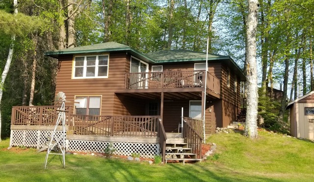 Relaxing lakeside cabin, 3BR, 2.5 Bath, dock, fire pit, boats, dog friendly nnn