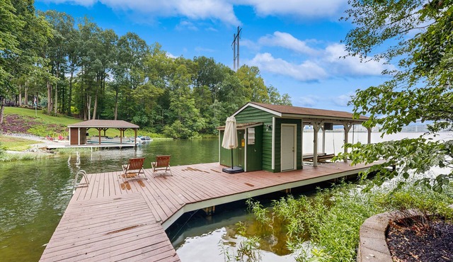 Relaxing lakeside cabin with private dock, firepit, boat ramp and water access