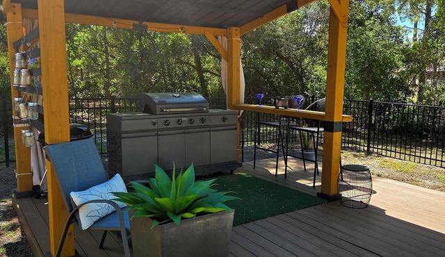 Relaxing Lakeside retreat FISH, BBQ, PEDAL BOAT, FIREPIT, PEACE AND REPEAT