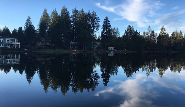 Relaxing Lakeside Retreat (not accepting reservations at this time)