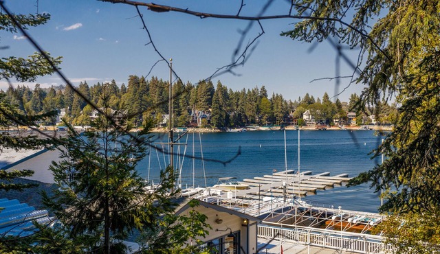 Relaxing LakeView Condo w/shared pool/hot tub. Walk to Village