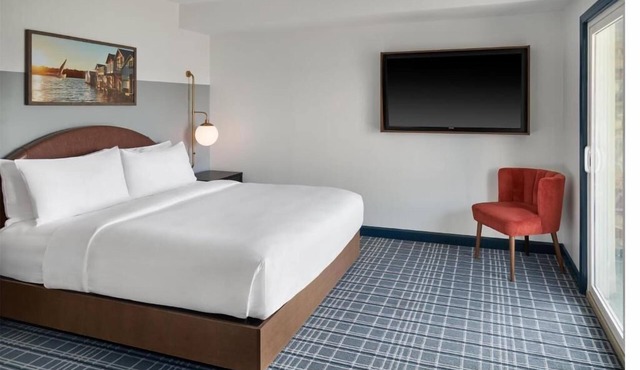 Relaxing Lakeview Stay with Swimming Pool, Firepit Lounge and Kayaking