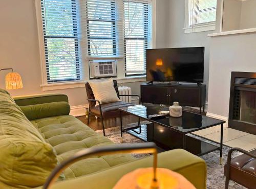 Relaxing Lakeview Escape 2BR Apartment - Roscoe 35-2N