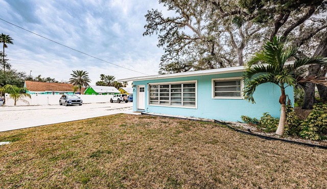 Relaxing Largo Retreat | Hot Tub & Private Gated Yard