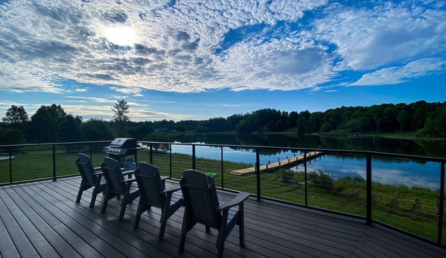 Relaxing lodge on Cheboygan river - Only 20 Minutes to Mackinaw!