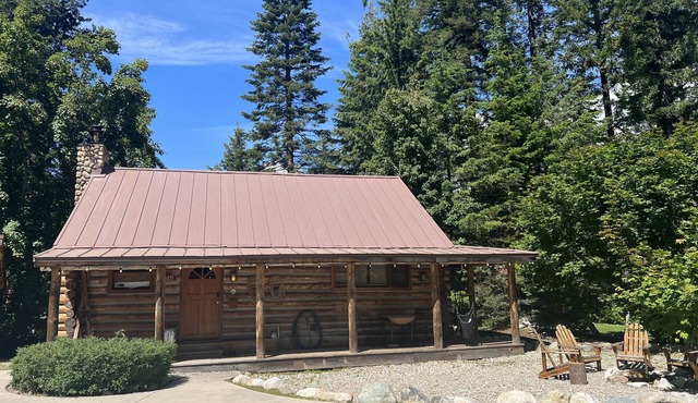 Relaxing log cabin retreat!Private hot tub, Fido Friendly,WI-FI,Snomobile access