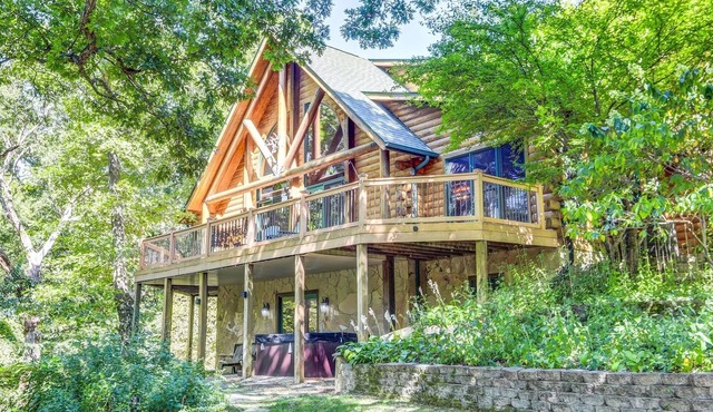 Relaxing Log Home Escape - Sauna, Hot Tub & Billiards!