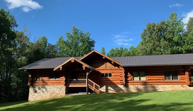 Relaxing log home on a private mountainside in Rappahannock County, Virginia