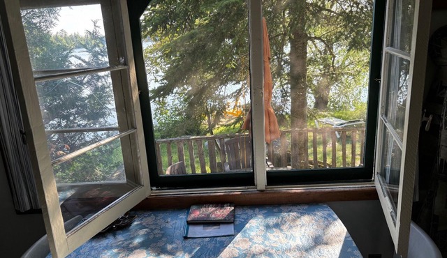 Relaxing Lucky Dog Cottage Retreat at the Lake Edge Cottages!