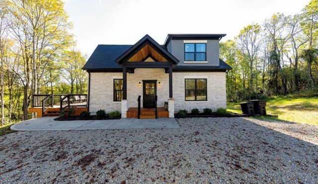 Relaxing luxury lodge, 4-bedroom retreat with WiFi, AC in Logan