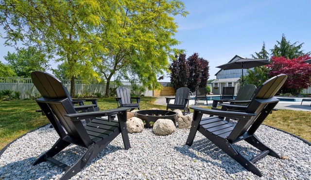 Relaxing Luxury Stay with Spa Bath, Pool Loungers & Outdoor Fire Pit in Ontario, Canada