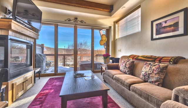 Relaxing Luxury Townhome, Great Location Overlooking Nature Preserve in Park City Preserve