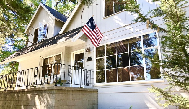 Relaxing, Mid-Century Cabin, Lake Access and Family Friendly