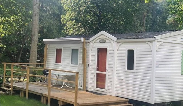 RELAXING MOBILE HOME AND FRIENDLY POOL