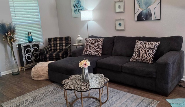 Relaxing Modern 2BR Home - King Bd - Near DT JAX