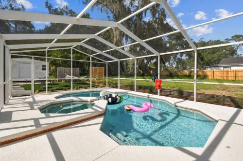 Relaxing Modern Home Sleeps 6 Pool BBQ Firepit