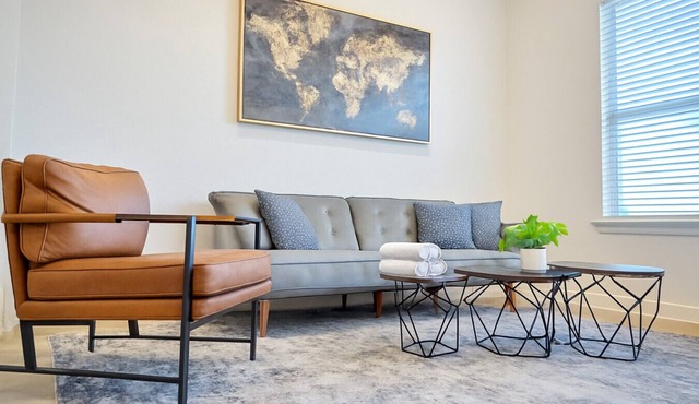 Relaxing Modern Stay - WorkerFriendly w/Pool+Gym