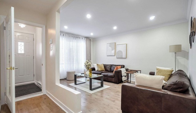 Relaxing Montreal 3 BR Appartment, close to transport and services