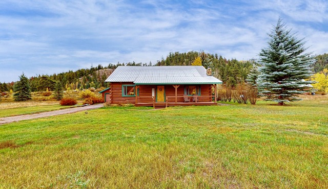 Relaxing mountain home, huge deck with great views and large private yard