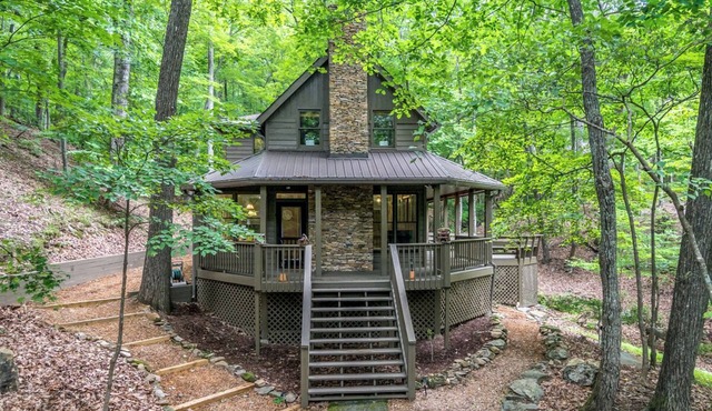 Relaxing mountain retreat in Big Canoe with wrap around deck and babbling brook