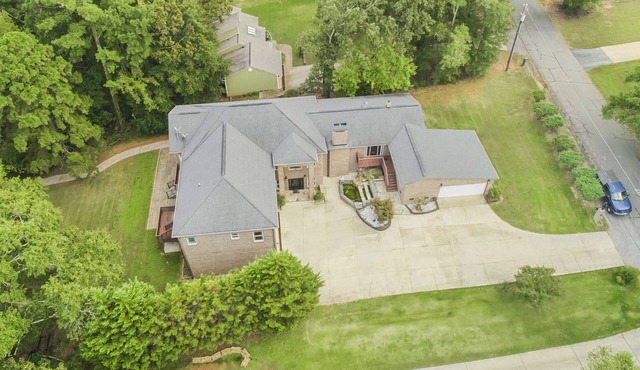 Relaxing Multi-family waterfront home with private dock on Lake Hartwell!