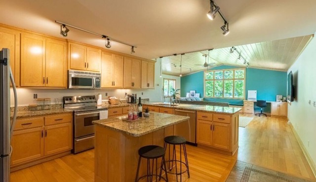 Relaxing Neighborhood Close To Trails, Parks, Lakes, Shops, Restaurants & More!