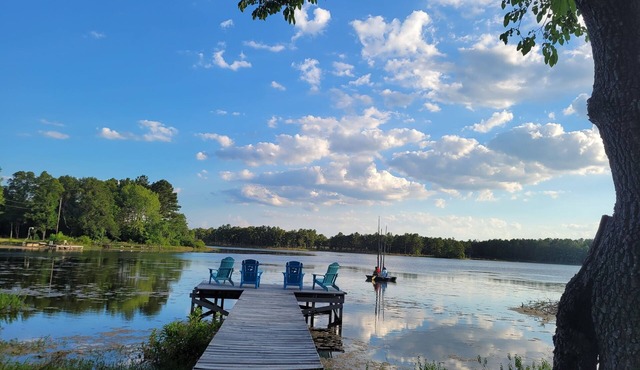 Relaxing newly-renovated 3/2 lakeside retreat with private dock