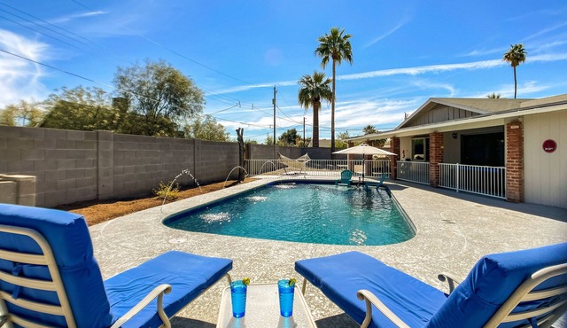 Relaxing Oasis! 5 bedroom 3 bath with Pool