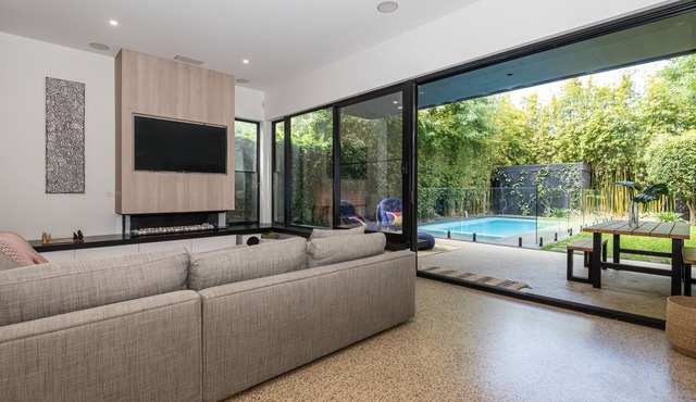 Relaxing oasis with pool and spa, 1 minute to Elwood Village and walk to Beach