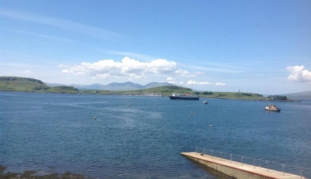 Relaxing Oban Room: Timeless Charm Near Ferries & Attractions, 4 Family Stays