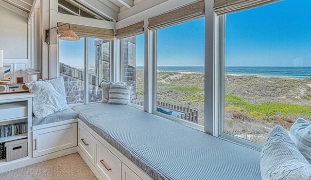 Relaxing Oceanfront Retreat w/Private Hot Tub