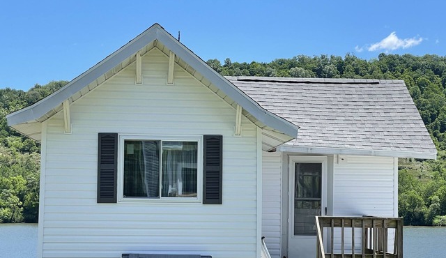 Relaxing one bedroom cottage backs up to OH River