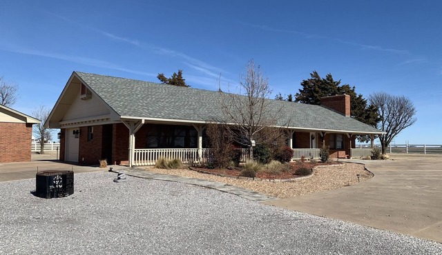 Relaxing, open space farm stay with cattle, downstairs den, fireplace, pooltable