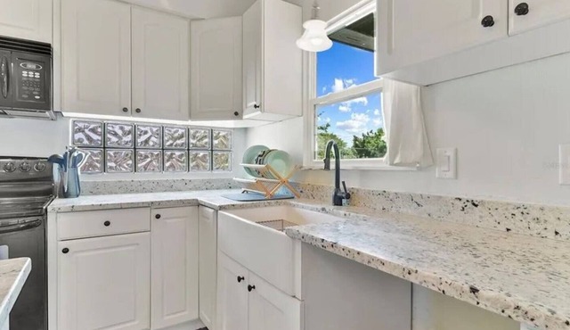 Relaxing Palmetto Oasis: Cozy 3 bed 2 bath with Pool, Patio & near Boat Launches