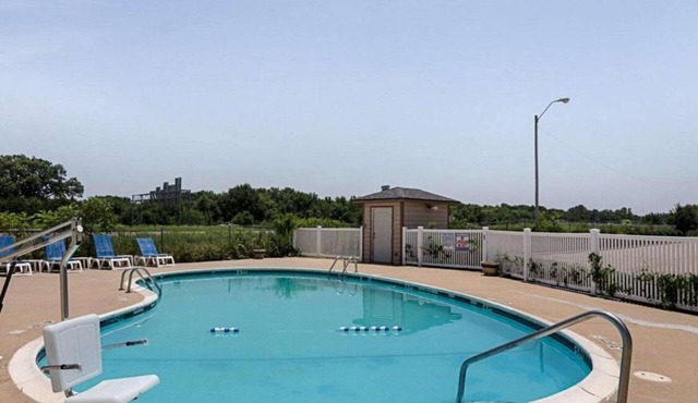 Relaxing Pet Friendly Room Perfect for a Relaxing Couple Getaway