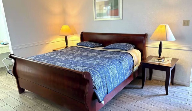 Relaxing Pet-Friendly Room Close to Victoria Airport & Dining Spots!