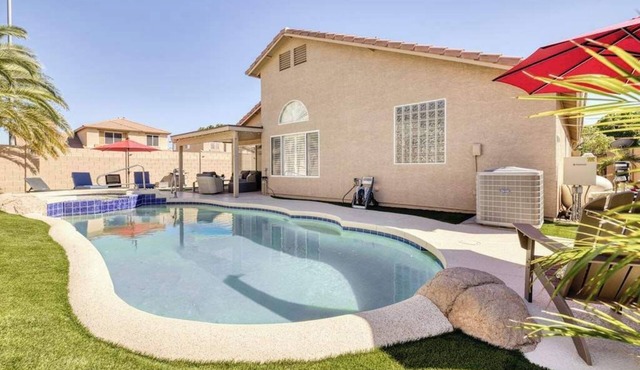 Relaxing Pool Dog Friendly Spa Putting Green