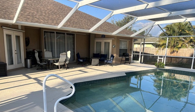 Relaxing pool home in paradise close to beaches and shops