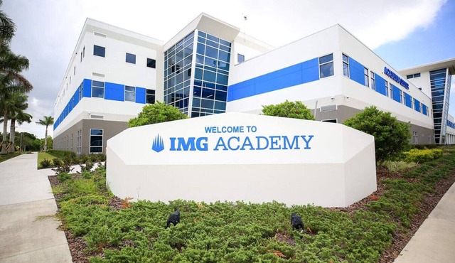 Relaxing Pool Side - Near Fairgrounds