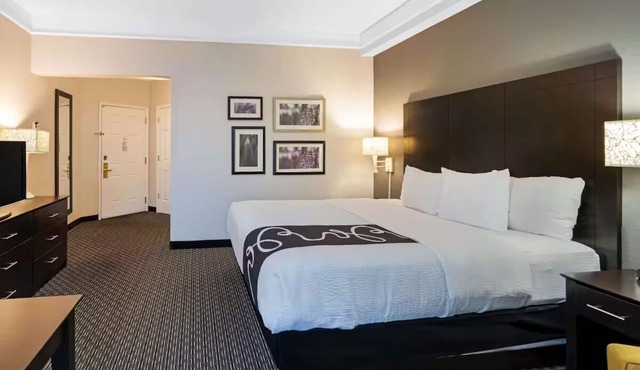 Relaxing Pool View 1BR Suite | Romantic Getaway | Free Continental Breakfast
