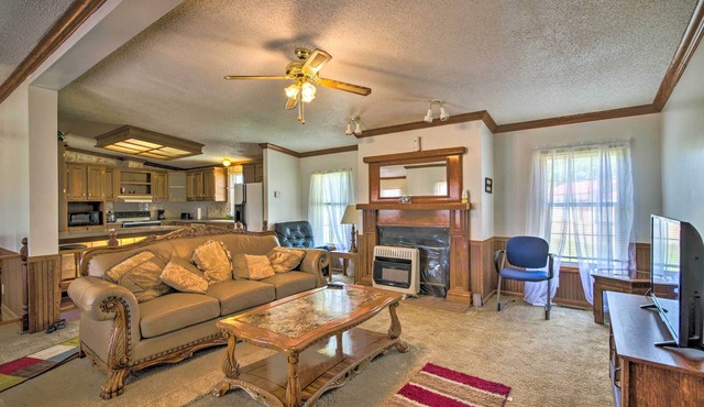 Relaxing Prairie Home, 29 Mi to Starkville!