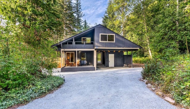 Relaxing, Private Cabin w/Hot Tub & Generator near Mt Rainier!