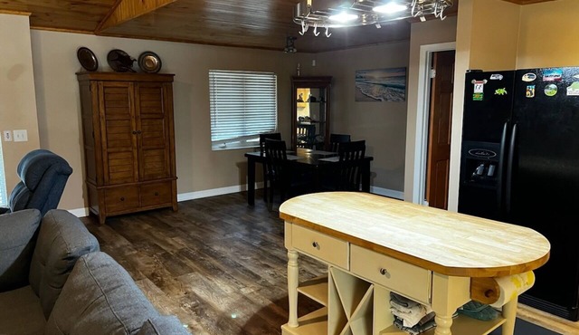 Relaxing quiet 1.5 acre home with private pool.