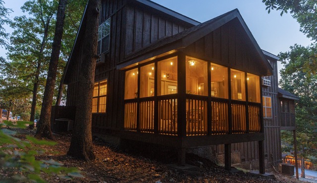 Relaxing, quiet cabin with jacuzzi, arcade and golf