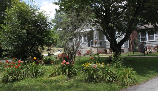 Relaxing, quiet country setting. Close to many Mountain activities!