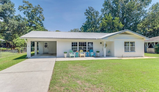 RELAXING & QUIET! Walk to Beach, Large Patio, Big Fenced Yard, Pet Friendly