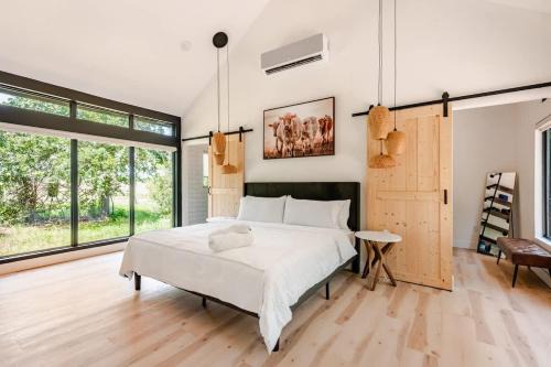 Relaxing Ranch Friendly Animals Modern Stay Cabin 1