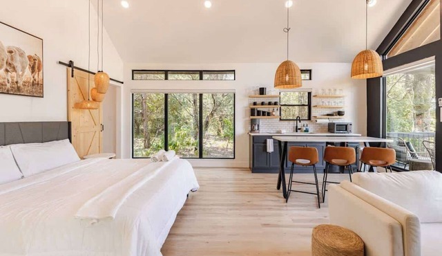 Relaxing Ranch Stay: Modern Comforts & Friendly Animals