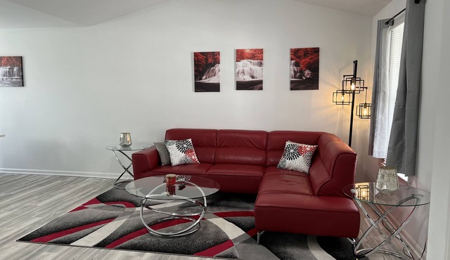 Relaxing Red Velvet 5 Minutes to Downtown Raleigh & NC STATE
