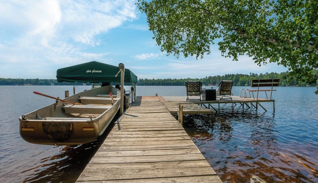 Relaxing Refuge ~ Lakefront ~ Dogs ~ WiFi ~ AC ~ Remote but Not Far